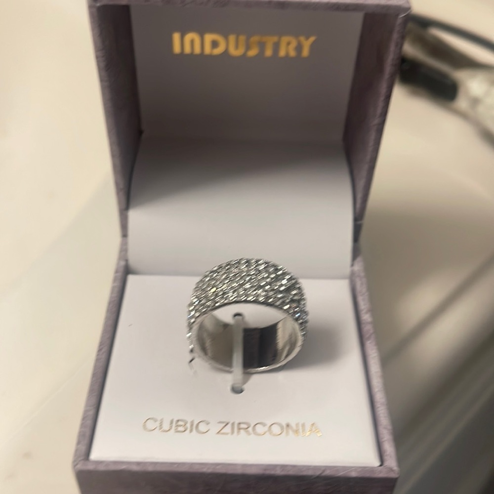 New Stunning sz 8 woman’s CZ ring. Priced to sell at $35 Questions?Ask and offer